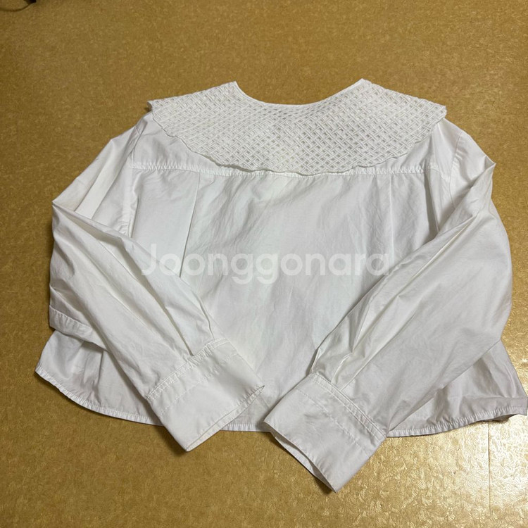 CC콜렉트 레이스 카라 크롭 블라우스 55사이즈 판매!--6