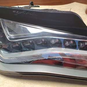 Audi A8 d4 조수석쪽 LED 전조등