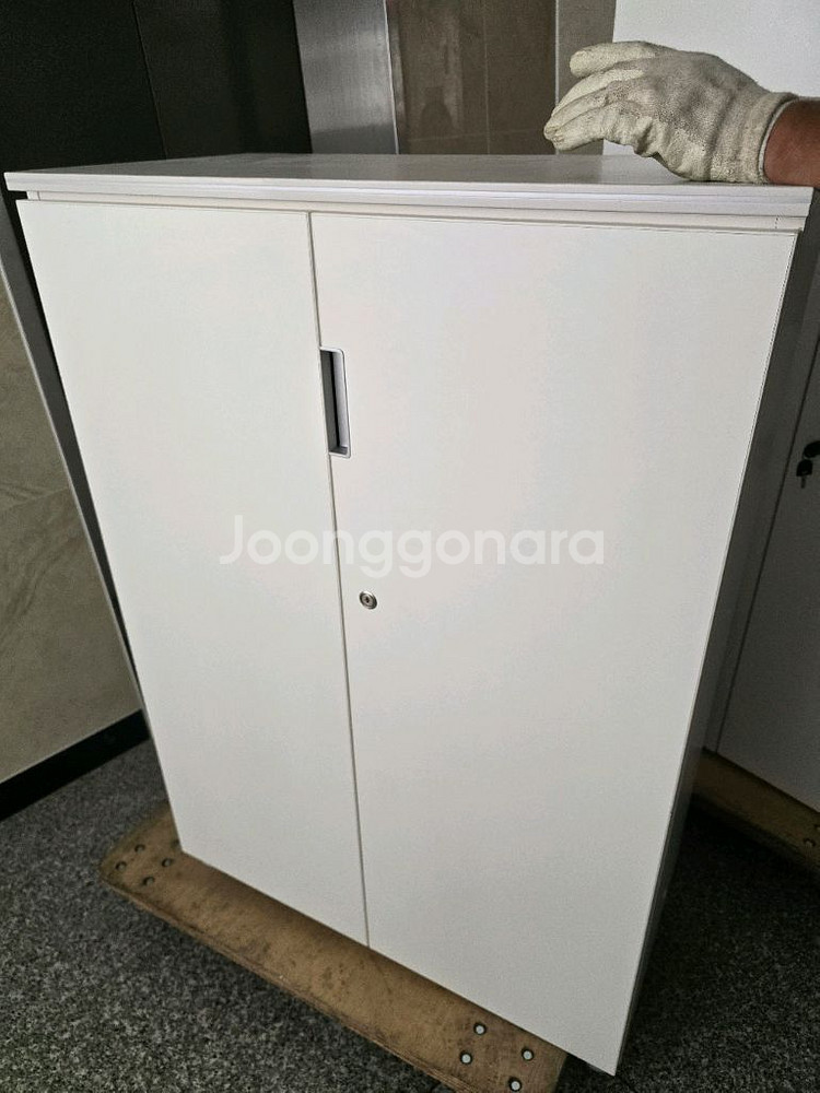 퍼시스전시용의자.책상책장등 있읍니다--1