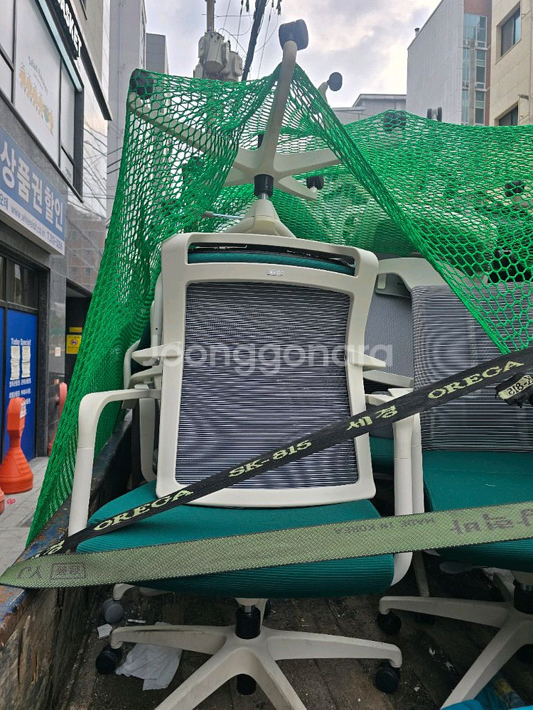 퍼시스전시용의자.책상책장등 있읍니다--6