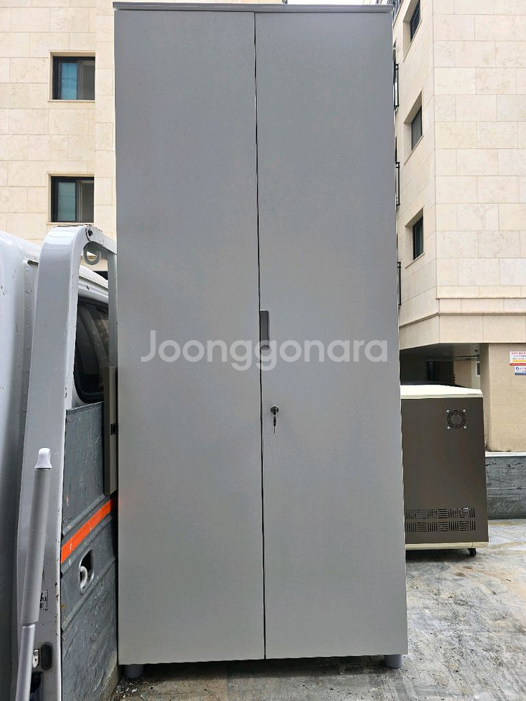 퍼시스전시용의자.책상책장등 있읍니다--4