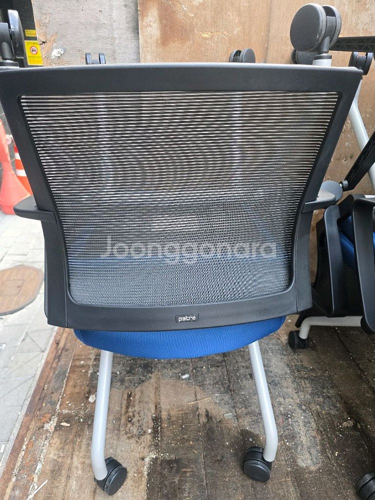 퍼시스전시용의자.책상책장등 있읍니다--5