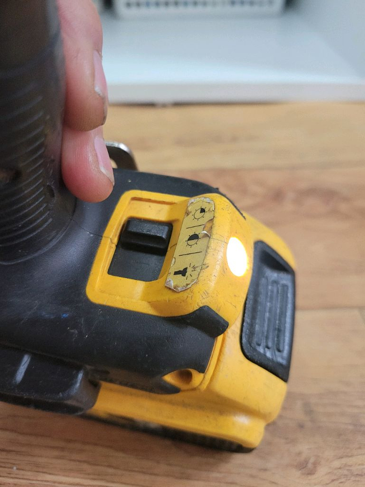 디월트충전함마드릴DCD796 배터리포함 이미지