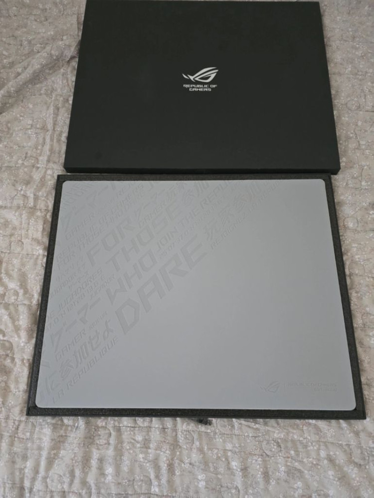 ROG MOONSTONE ACE L 유리 패드--2