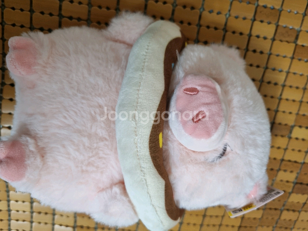 다이소 도넛에 낀 돼지 인형--0