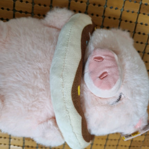 다이소 도넛에 낀 돼지 인형