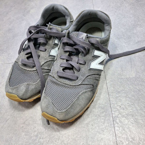 뉴발란스 374 클래식 V2 운동화 235