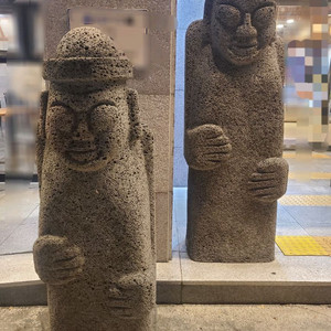 돌하루방 약2m 대형.1.5m중형 2개씩 각각한쌍