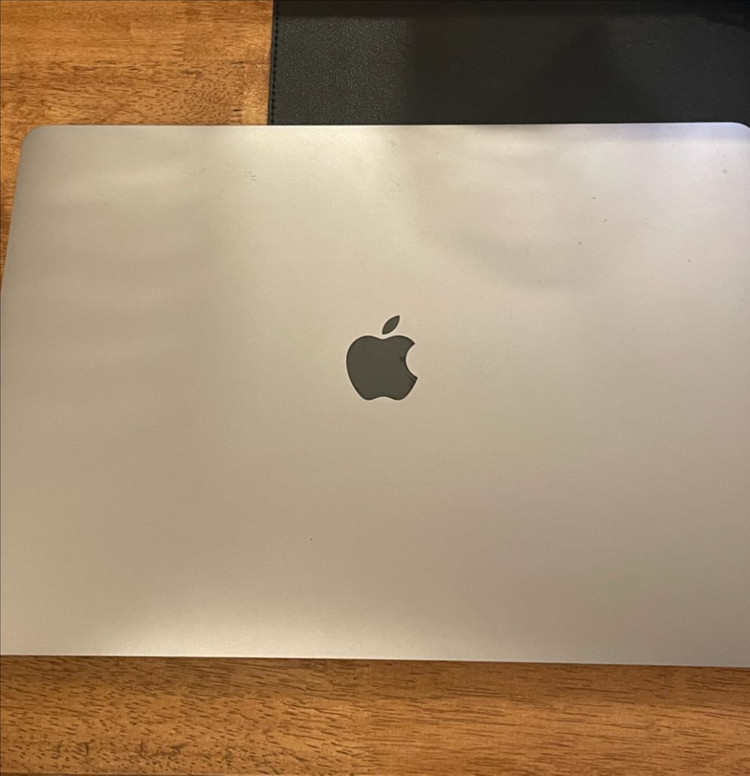 맥북프로 15인치 2018년형 판매합니다. 이미지