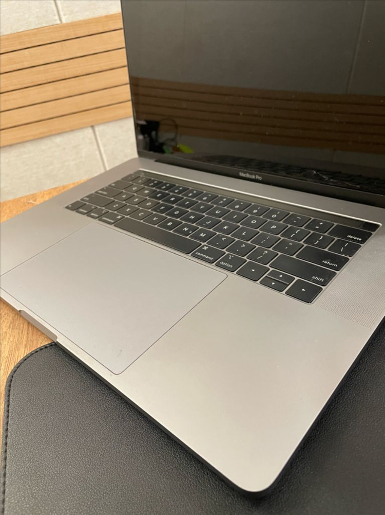 맥북프로 15인치 2018년형 판매합니다. 이미지