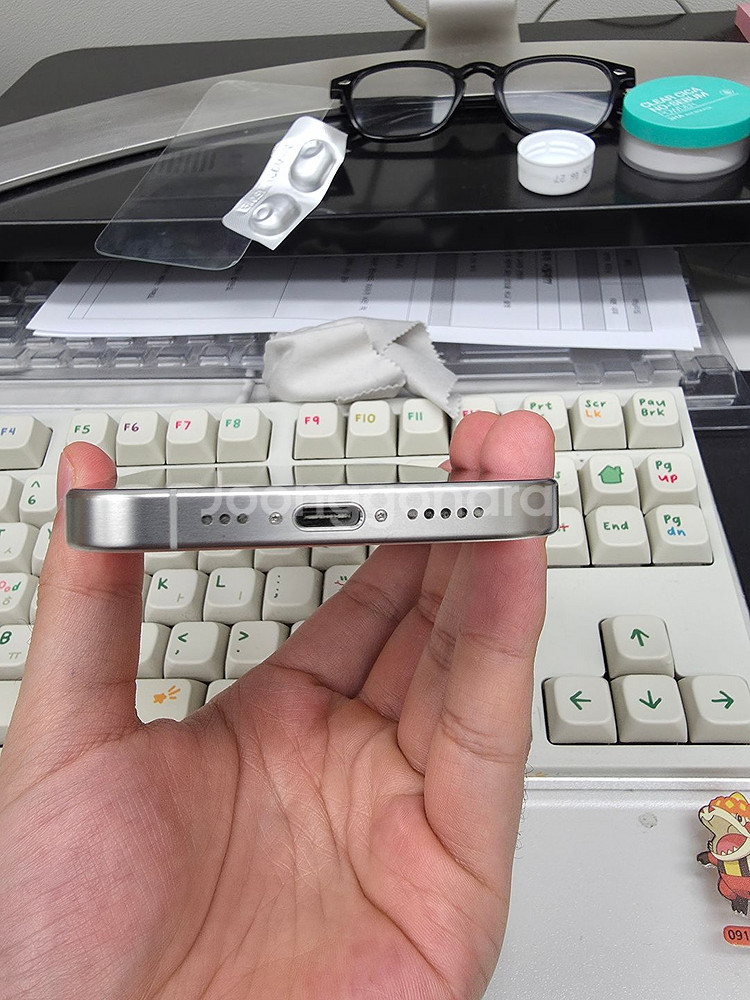 아이폰15pro 128기가 화이트 풀박스 팝니다--3