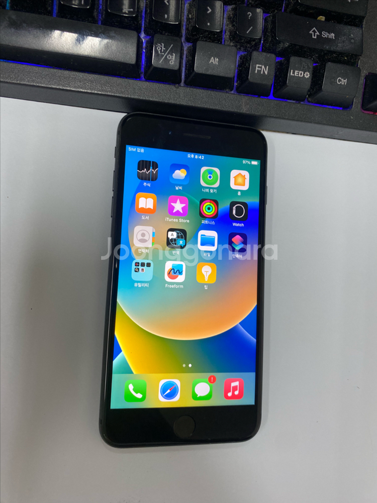 아이폰8플러스 스그 A급 64GB 배터리100%--1
