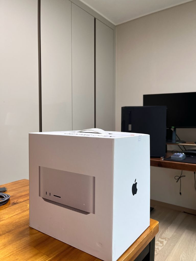 Mac Studio M2 Ultra 이미지