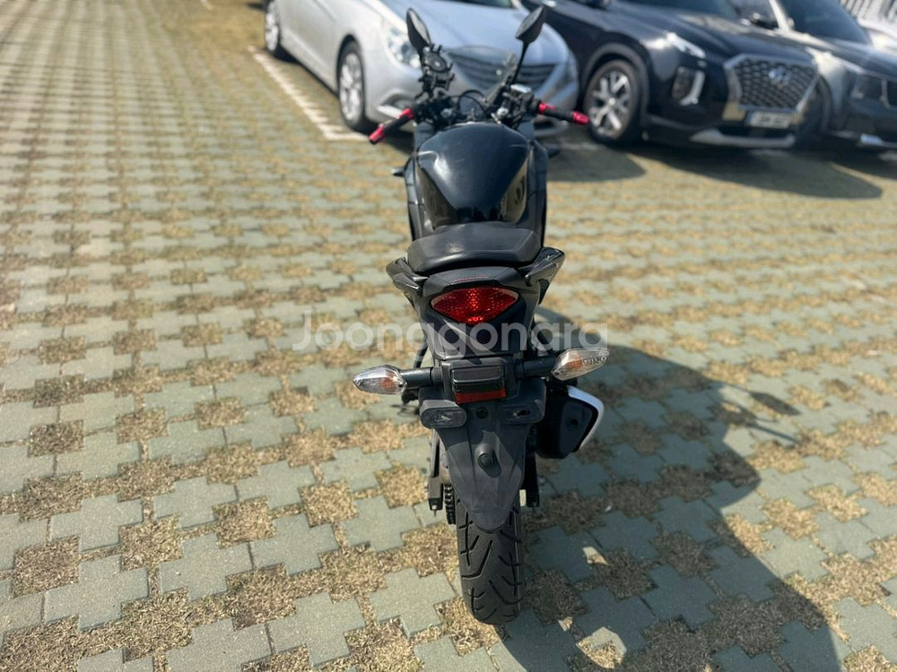 혼다 cbr125 17년형 블랙컬러 짧은키로수 팝니다--4