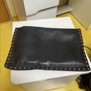 발렌티노 락스터드 클러치