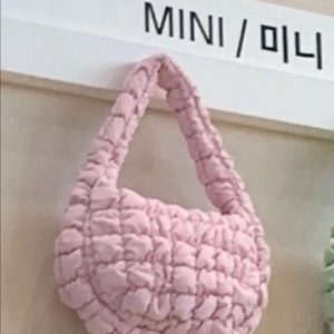 코스 퀄티드 미니백 한정색상 핑크