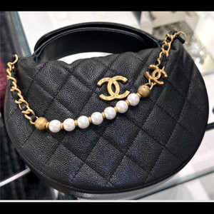 샤넬 미니 호보 탑핸들 ap4584