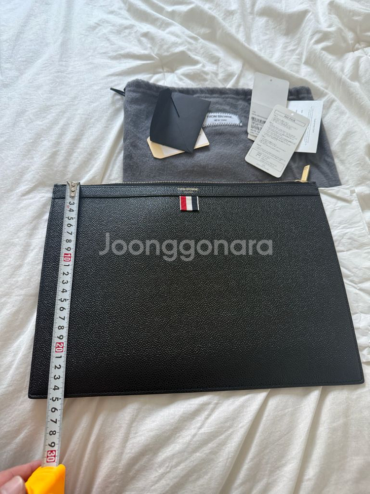 톰브라운 클러치백 미디움 팝니다--2