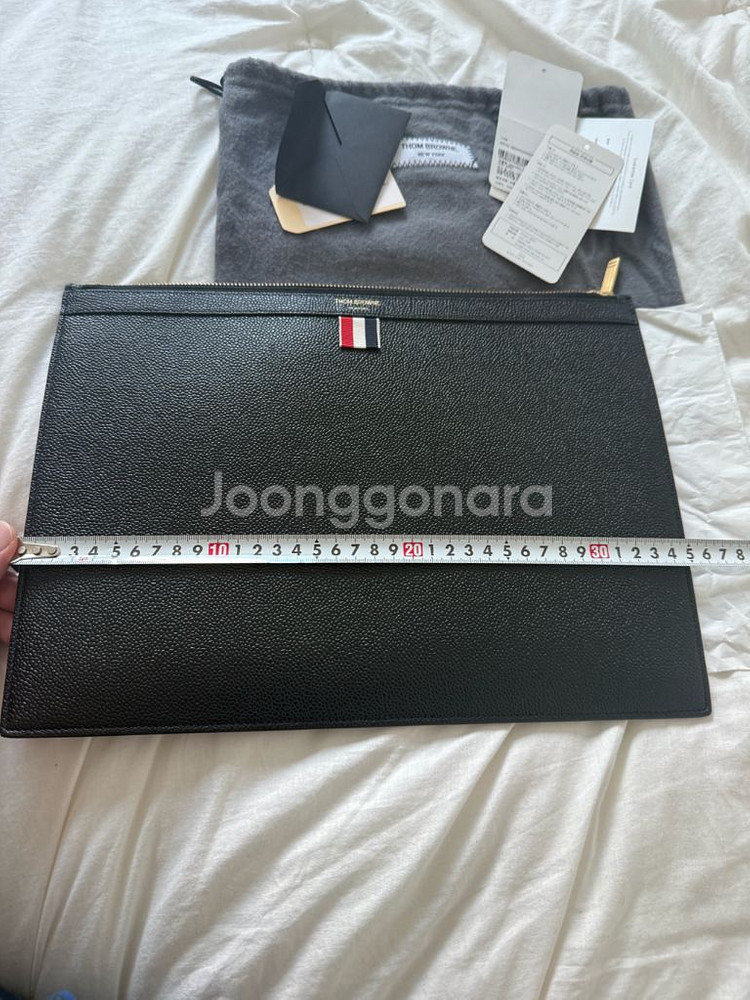 톰브라운 클러치백 미디움 팝니다--1