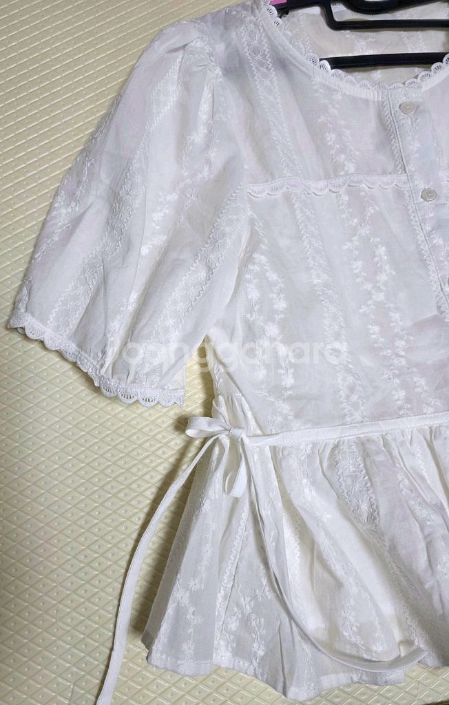 로엠 화이트 레이스 블라우스--8