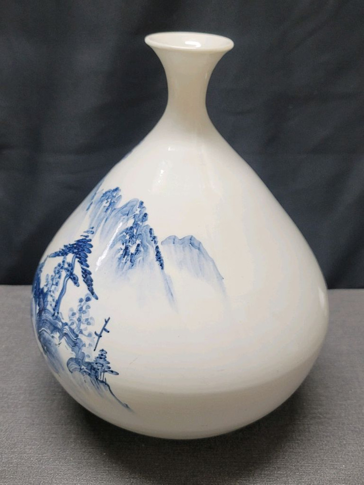 백자 청화 산수문 주병 도자기 이미지