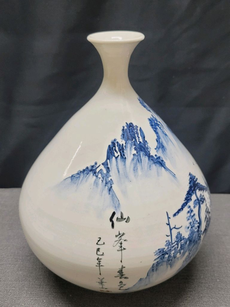 백자 청화 산수문 주병 도자기 이미지