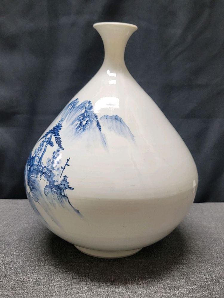 백자 청화 산수문 주병 도자기 이미지