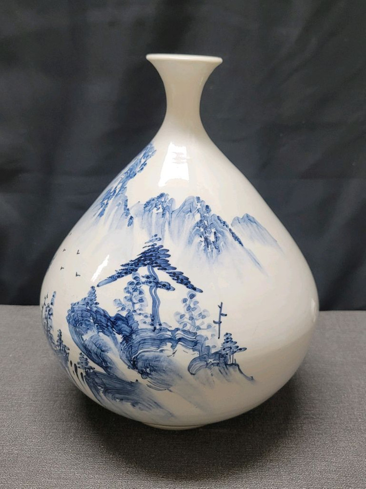 백자 청화 산수문 주병 도자기 이미지