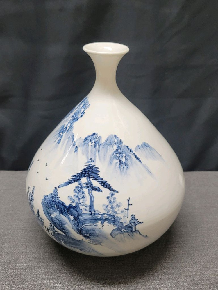 백자 청화 산수문 주병 도자기 이미지