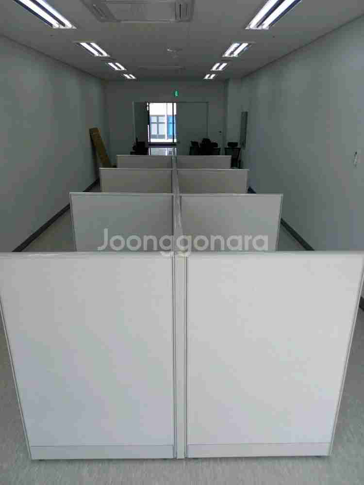 작업탁자 파티션 책상 의자 원탁 철제캐비넷 철재옷장--6