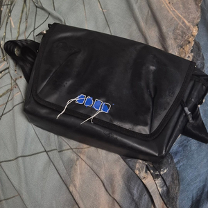 아더에러 트레이스 크로스바디백 판매합니다