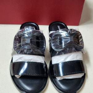 새상품-페라가모 타린 더블간치니 샌들 5사이즈 220