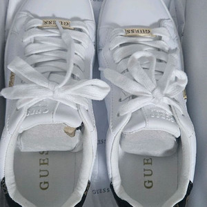 게스 운동화 230사이즈