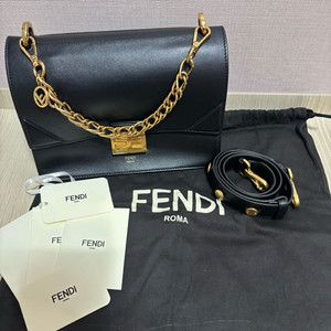 [FENDI]펜디 캔유 레더 메탈 숄더백