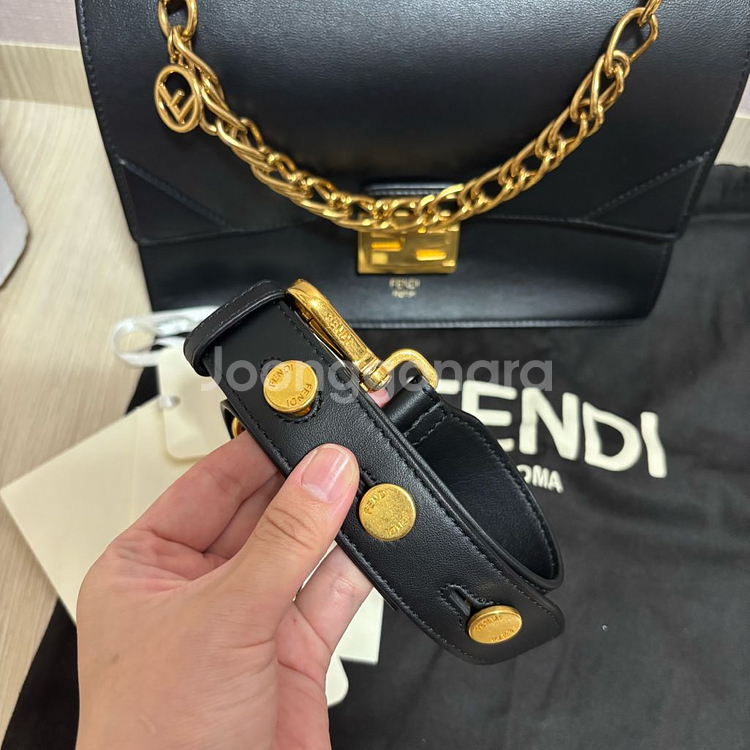 [FENDI]펜디 캔유 레더 메탈 숄더백--2