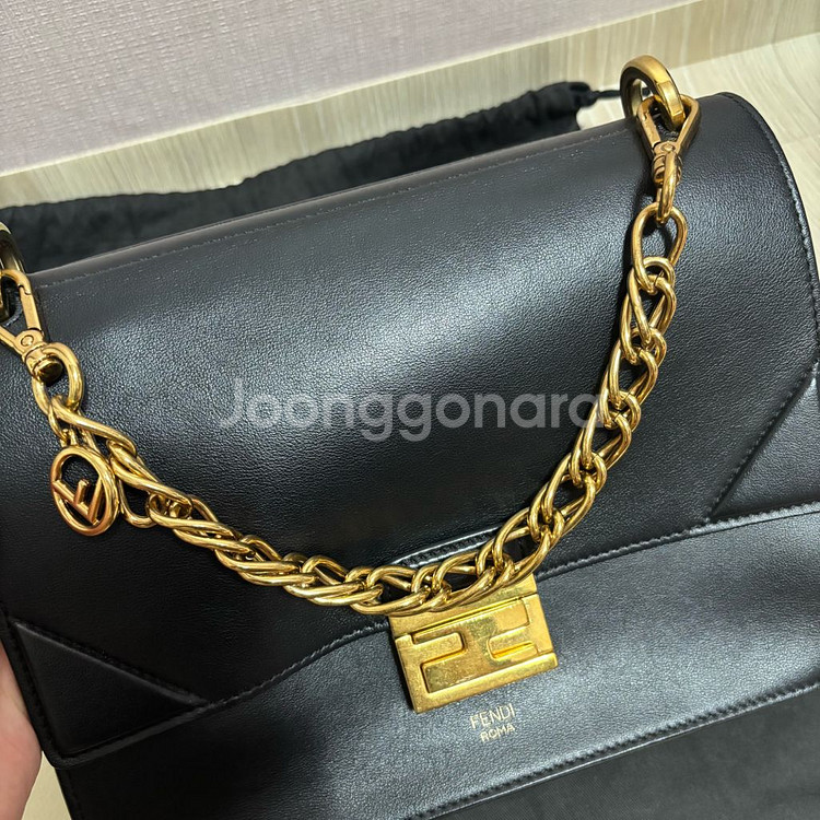 [FENDI]펜디 캔유 레더 메탈 숄더백--3