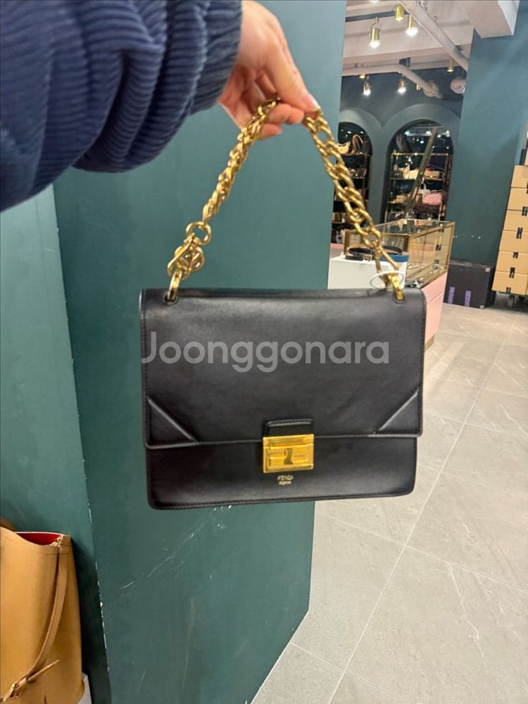 [FENDI]펜디 캔유 레더 메탈 숄더백--5