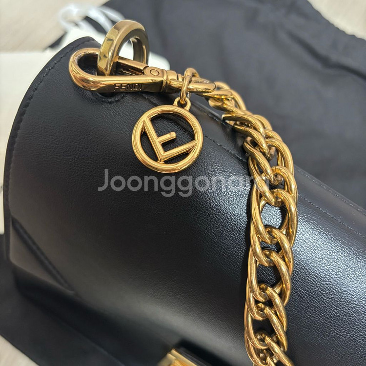 [FENDI]펜디 캔유 레더 메탈 숄더백--4