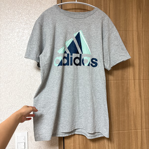 아디다스 그레이 빅프린팅 남성 반팔 티셔츠
