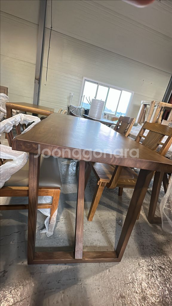 원목 식탁(4~6인치),거식장,서랍장,의자(새상품)--4