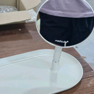 메디큐브 흰색 스탠드 거울