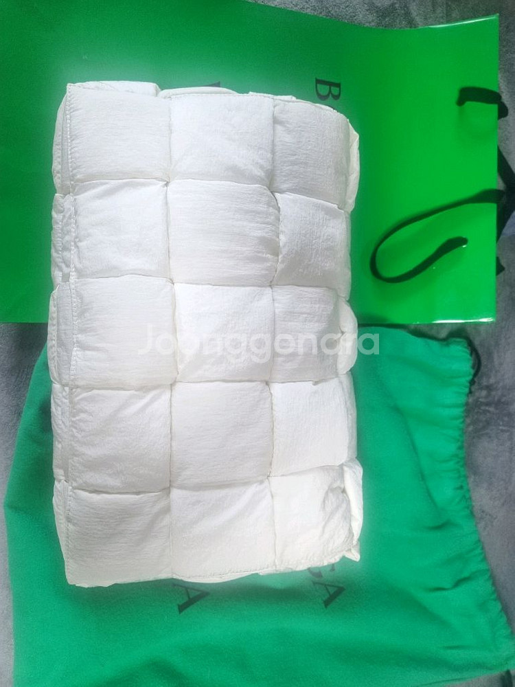 보테가베네타 맥시 패딩 테크 카세트백 화이트--0