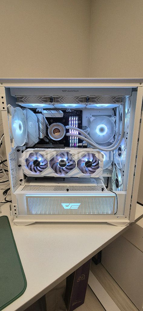 깔끔한 화이트 컴퓨터 5700x3d rtx3080--1