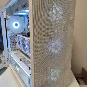 깔끔한 화이트 컴퓨터 5700x3d rtx3080