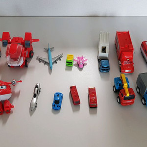 각종 자동차 장난감들. 사용감 많음. 상태B급