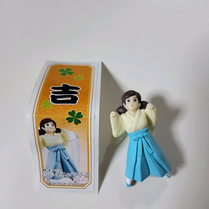 후치코 피규어 컵 위의 후치코 오미쿠지 후치코 길 가챠