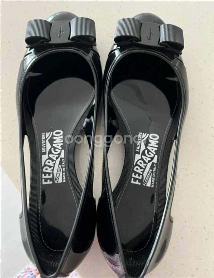 페라가모 VARA 젤리 슈즈--1