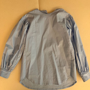 유노이아 차밍 블라우스 블루