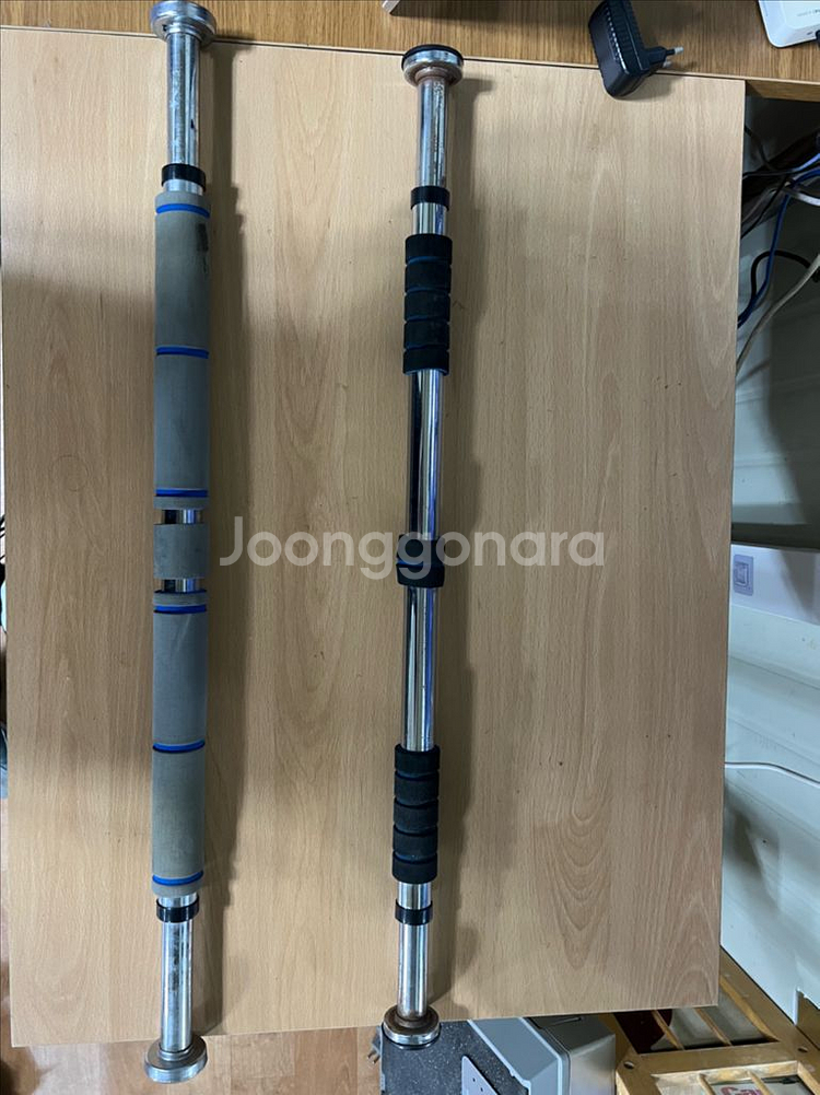 문틀 철봉 두개--0