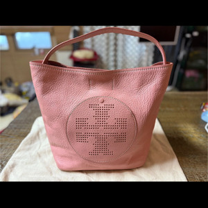 토리버치 핑크 가죽 버킷백